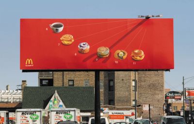 Valla publicitaria McDonals con reloj solar